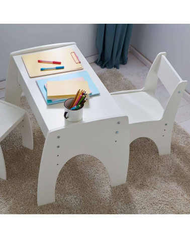 Petite table réglable blanche avec une chaise pour bébé